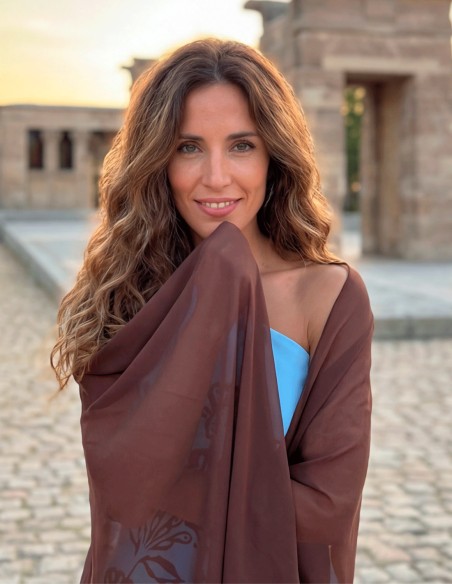 Vestido midi azul con estampado floral y chal: elegancia y versatilidad para invitadas