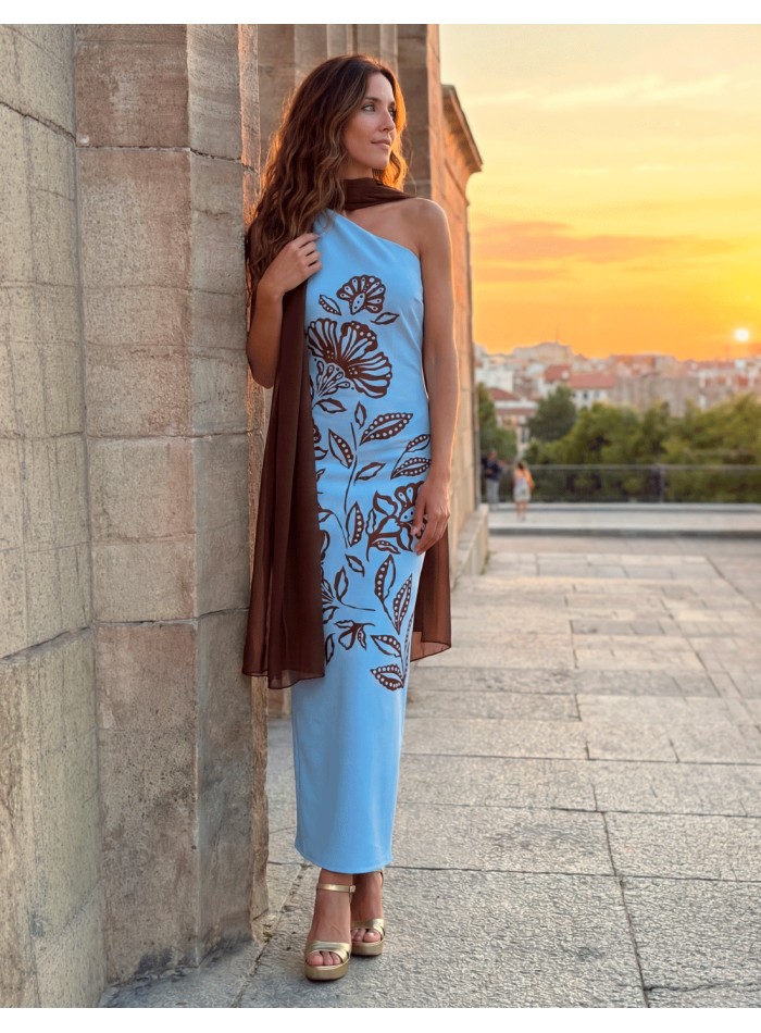 Robe midi bleue avec imprimé floral marron et châle pour l'invitée