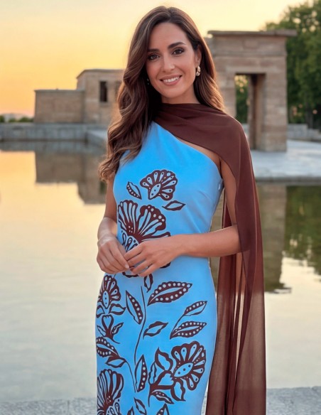 Robe midi bleue avec imprimé floral marron et châle pour l'invitée