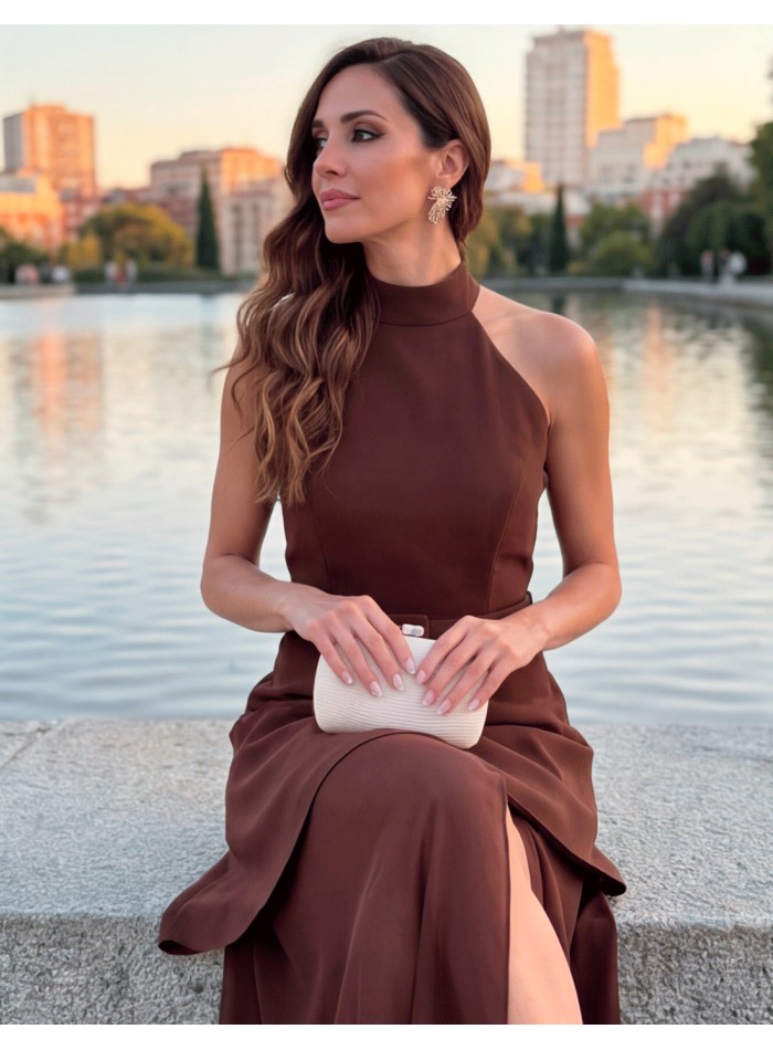 Vestido marrón halter con falda de gasa...