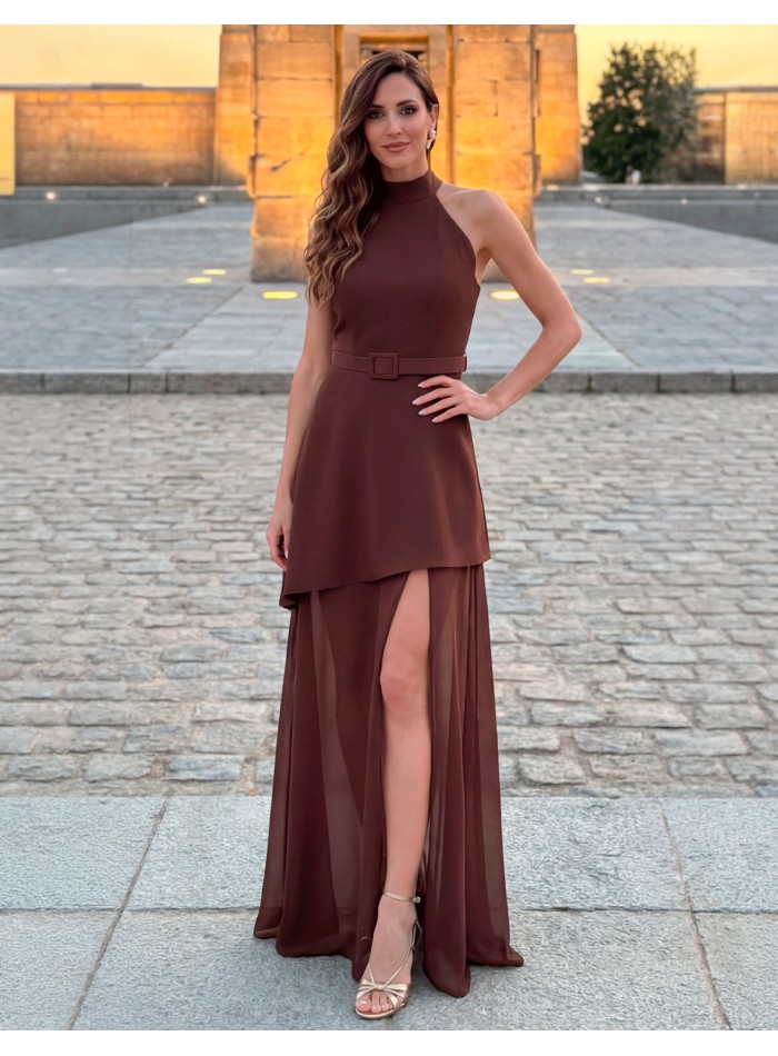 Cette robe brune avec encolure licou est la combinaison parfaite de l'élégance, de la sophistication et du mouvement.
