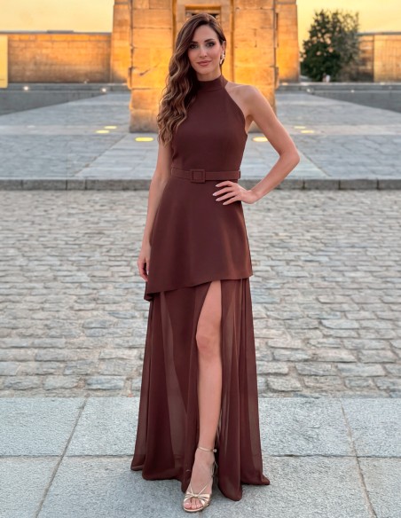 Vestido marrón halter con falda de gasa vaporosa para invitada