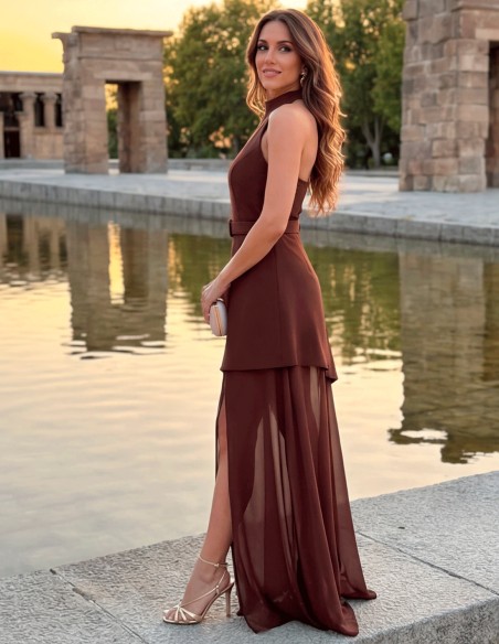 Vestido marrón halter con falda de gasa vaporosa para invitada