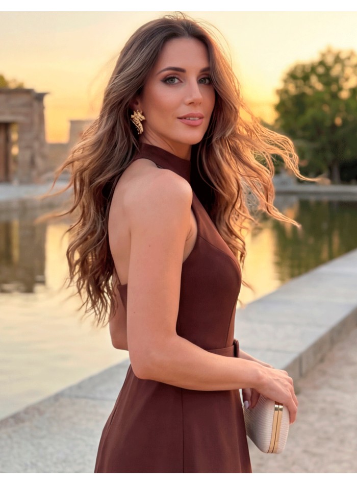 Vestido marrón halter con falda de gasa...