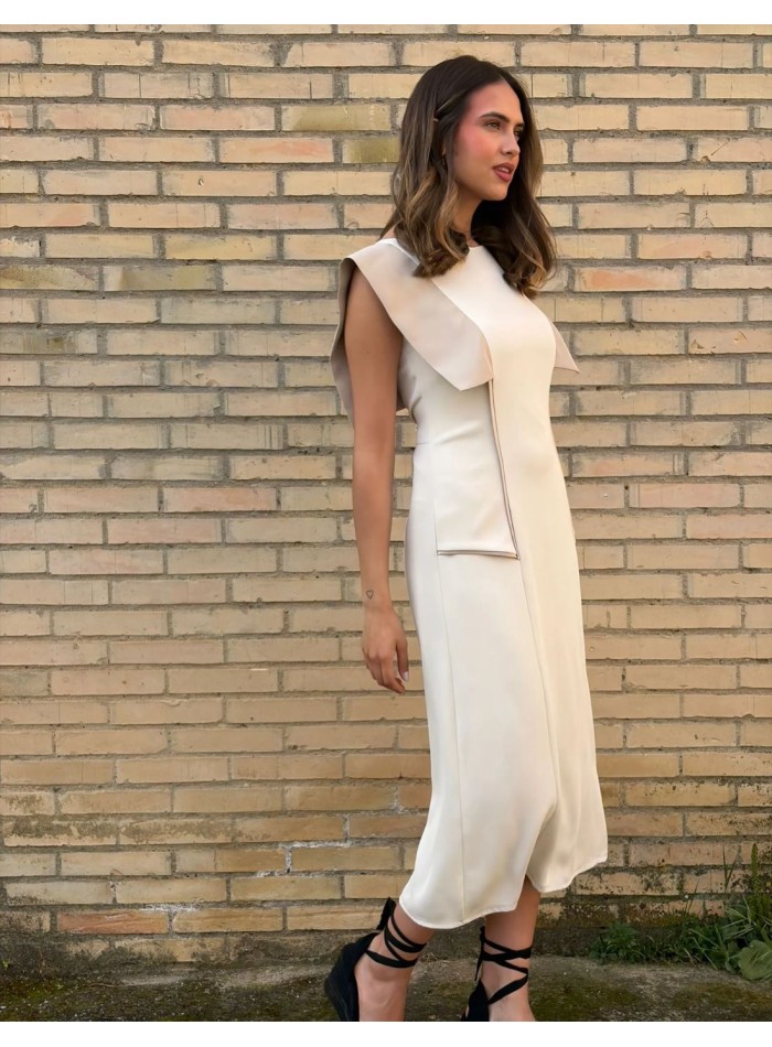 Ivory midi dress with structure on the...