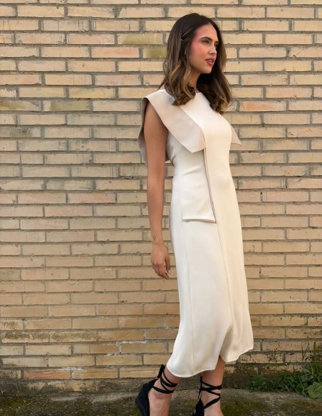 Ivory midi dress with structure on the shoulders for guests