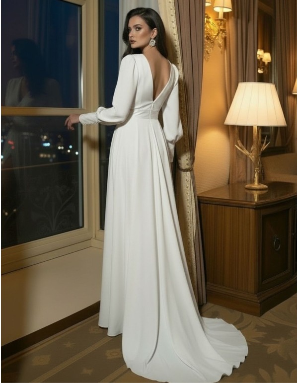 Longue robe de mariée blanche avec encolure croisée et... 2