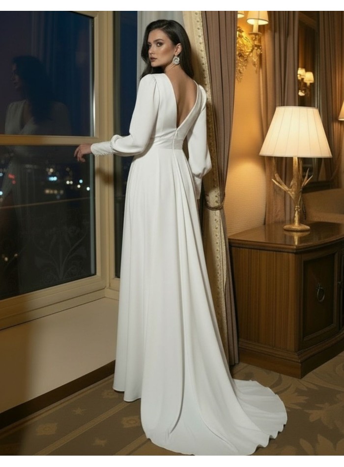 Longue robe de mariée blanche avec encolure...