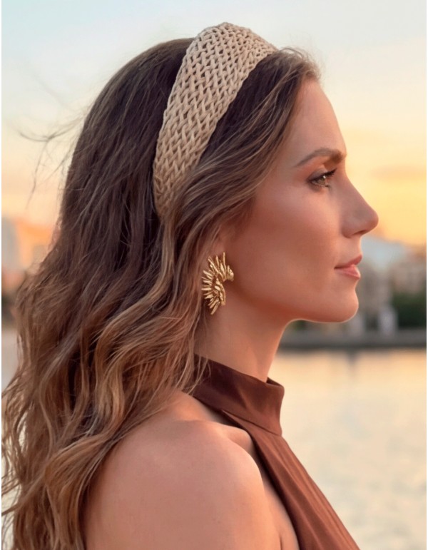 Diadema tejida artesanal en tono beige natural para invitada 2