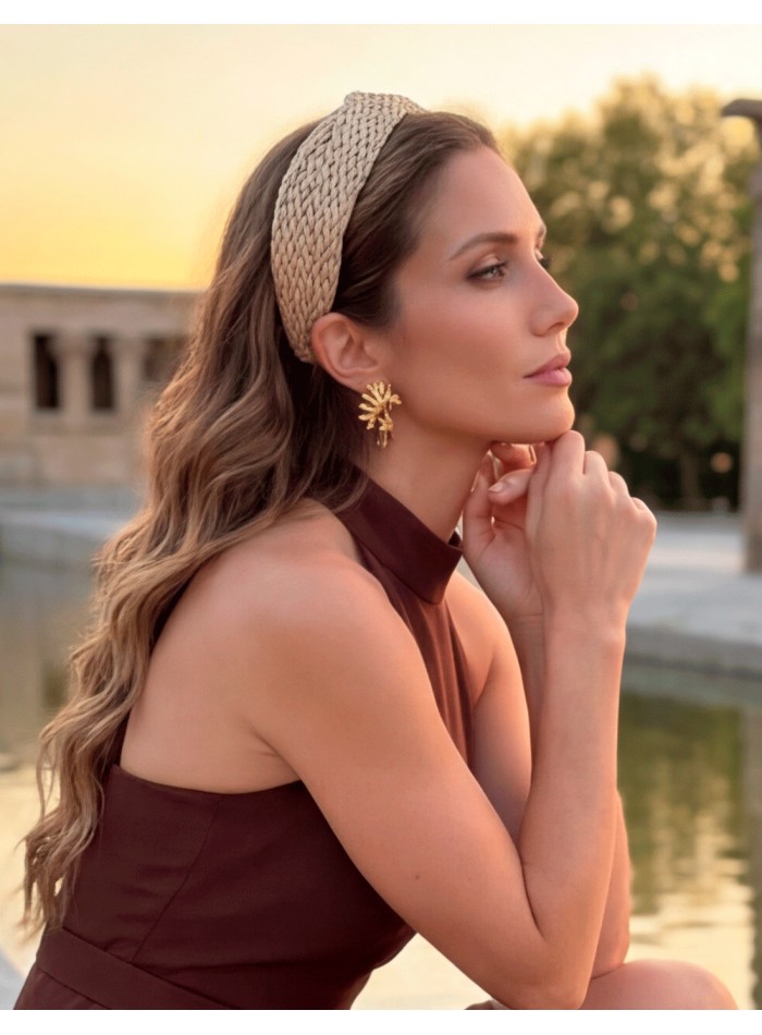Diadema tejida realizada de manera artesanal: el accesorio natural y elegante que transforma tu look