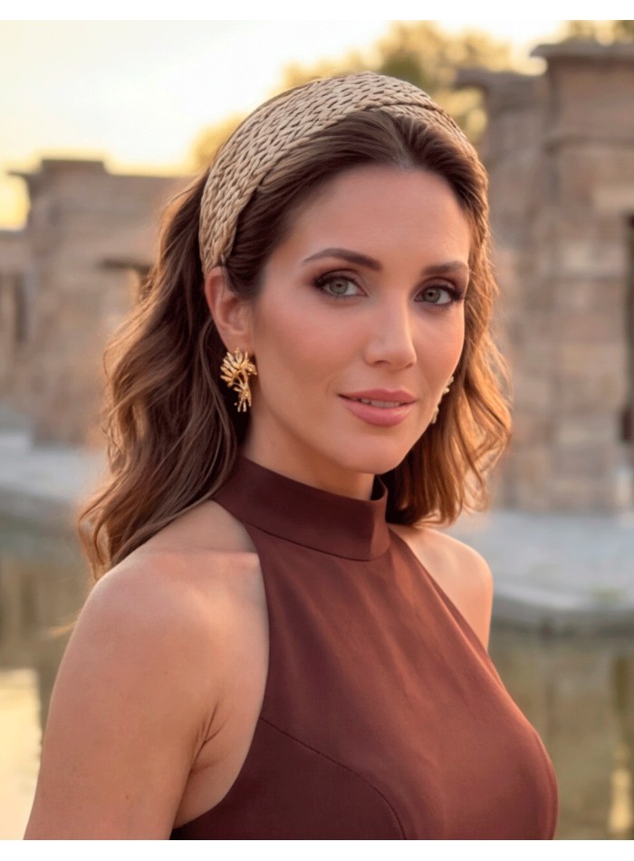 Wide beige woven headband with handmade finish. An elegant and versatile accessory perfect for guests and sophisticated looks.