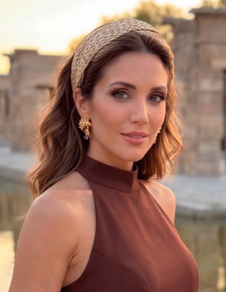 Diadema tejida artesanal en tono beige natural para invitada