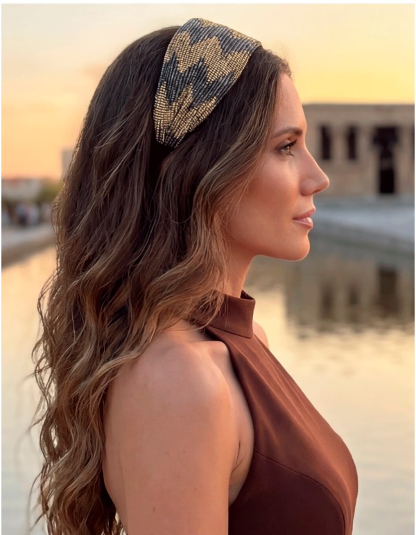 Diadema bicolor en zigzag marrón y beige dorado para invitada 2