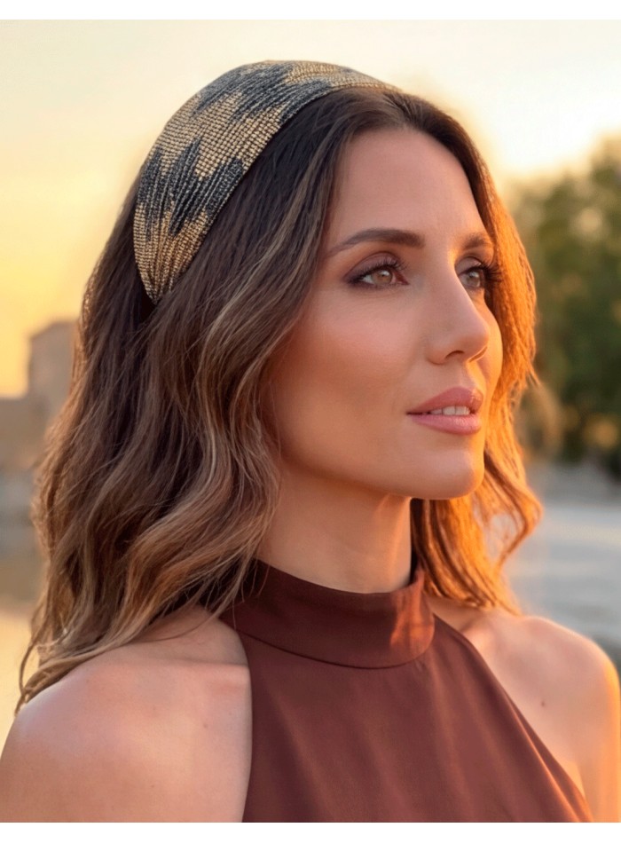 Diadema bicolor en zigzag: el accesorio sofisticado en tonos tierra que eleva cualquier look
