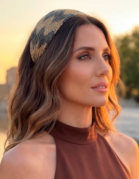 Diadema bicolor en zigzag: el accesorio sofisticado en tonos tierra que eleva cualquier look