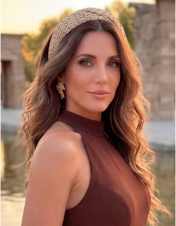 Diadema tejida artesanal en tono beige natural para invitada