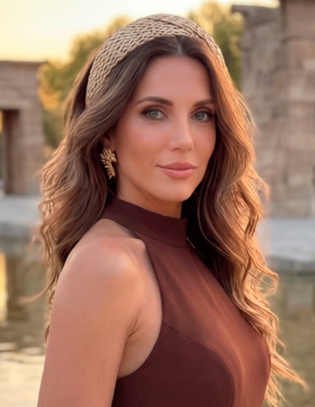 Diadema tejida artesanal en tono beige natural para invitada