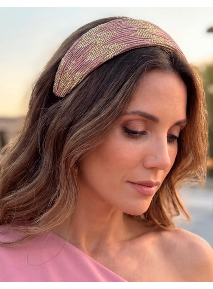 Diadema bicolor dorado y rosa: el toque femenino y luminoso para tu look de invitada