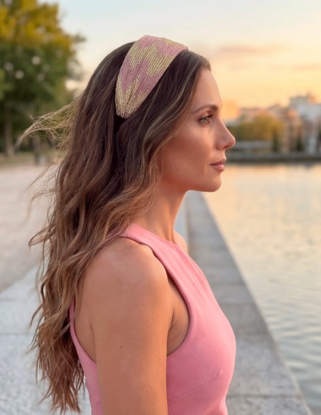 Diadema bicolor dorado y rosa: el toque femenino y luminoso para tu look de invitada