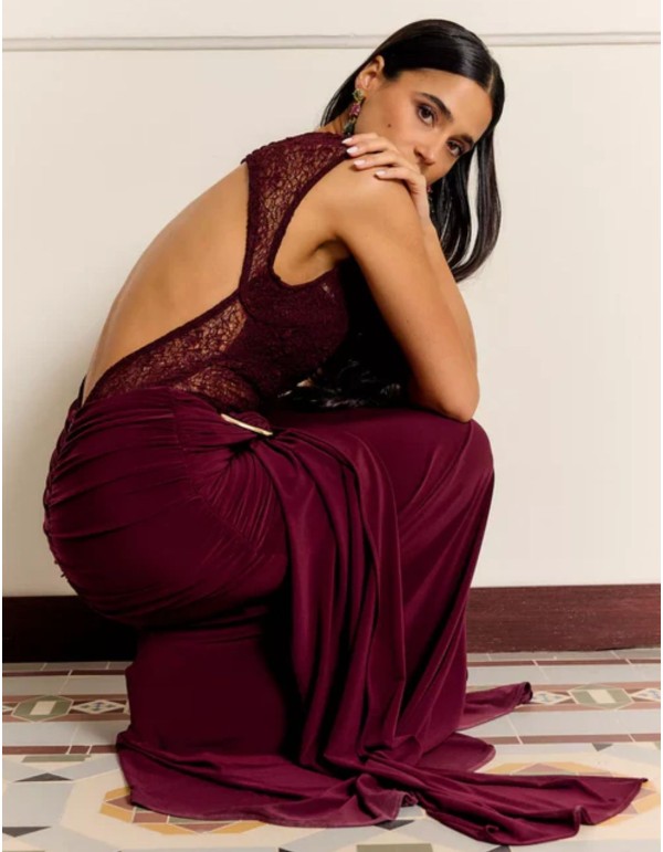 Vestido largo con silueta ceñida y combinación de tejidos 2