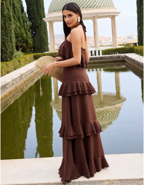 Vestido largo marrón con volantes en cascada y escote halter