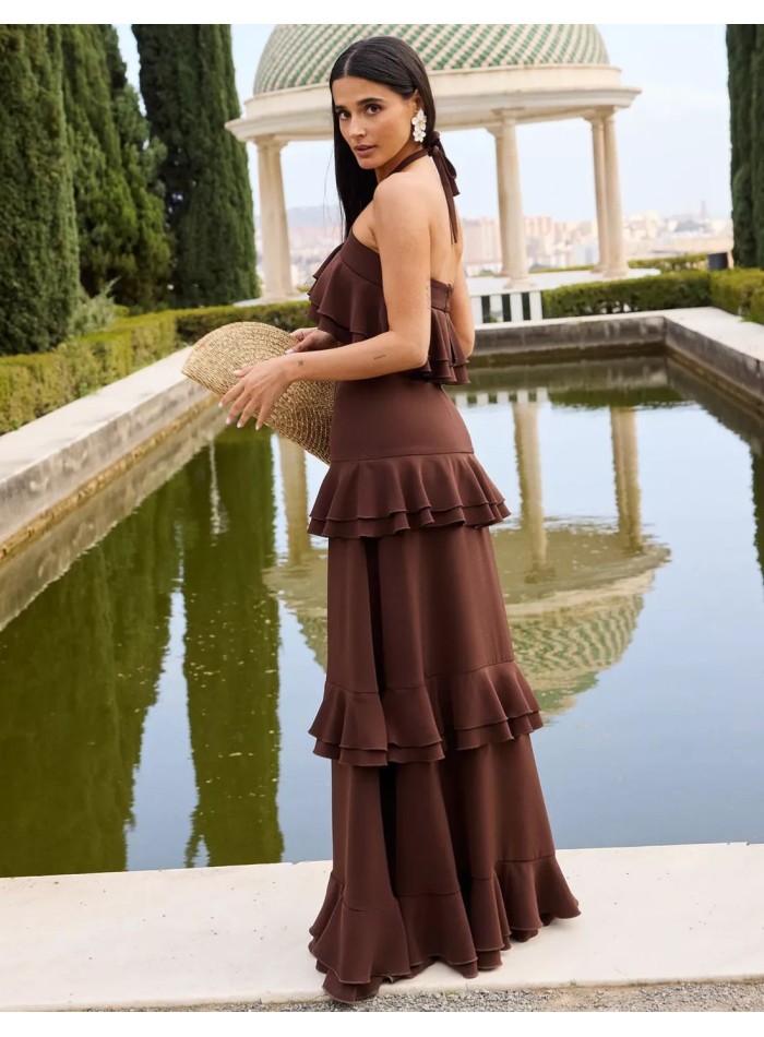 Vestido largo marrón con volantes en cascada y escote halter