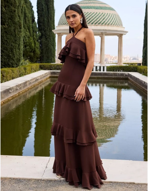Vestido largo marrón con volantes en cascada y escote halter 2