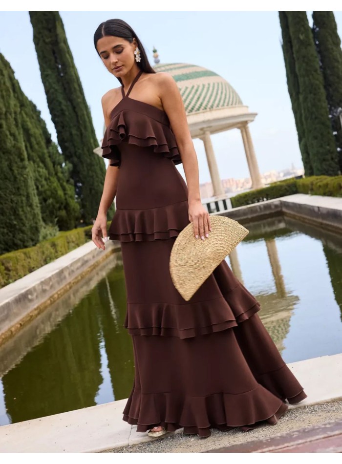 Vestido largo marrón con escote halter y espalda descubierta