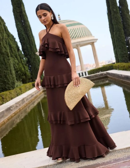 Vestido largo marrón con escote halter y espalda descubierta