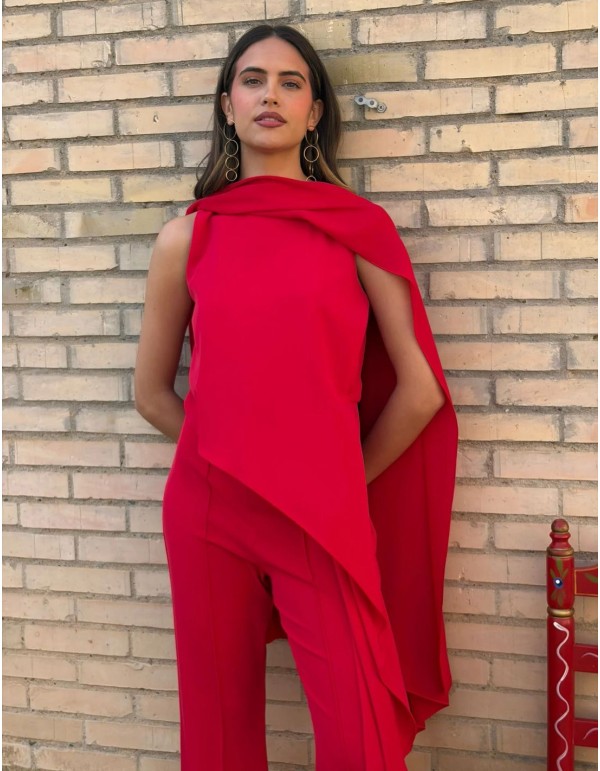 Combinaison d'invité asymétrique avec détail de cape