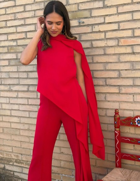 Combinaison d'invité asymétrique avec détail de cape