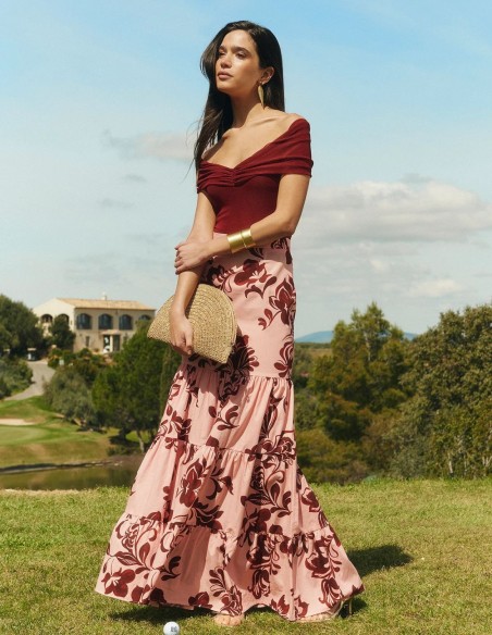 Falda larga de corte canastero con estampado floral en tonos rosas