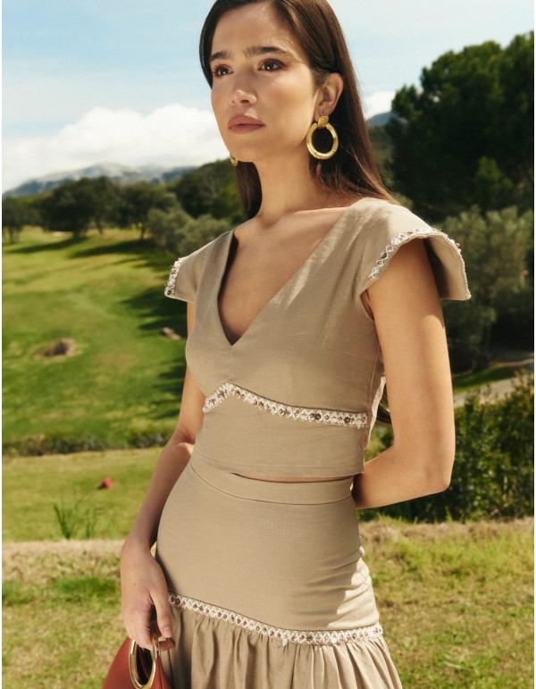 Crop cut top with fitted silhouette and camel cap sleeves 2