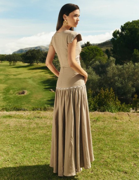 Crop cut top with fitted silhouette and camel cap sleeves