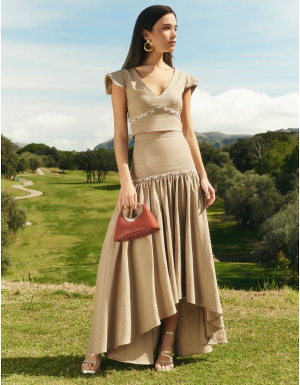 Top de corte crop con silueta entalla y mangas casquillo camel