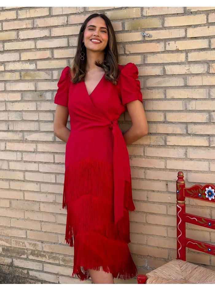Vestido midi cruzado rojo con falda de flecos para invitada