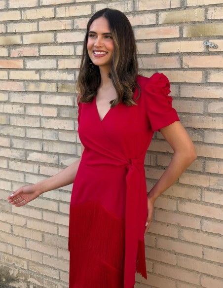 Vestido midi cruzado rojo con falda de flecos