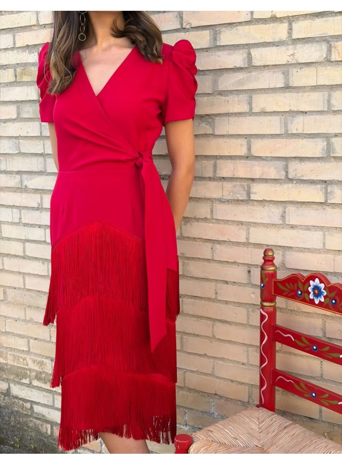 Vestido midi cruzado rojo con falda de flecos