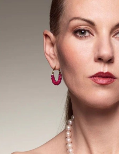 Pendientes de aro con detalles en magenta