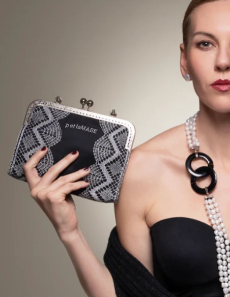 Sac noir avec dentelle au fuseau faite à la main et design élégant