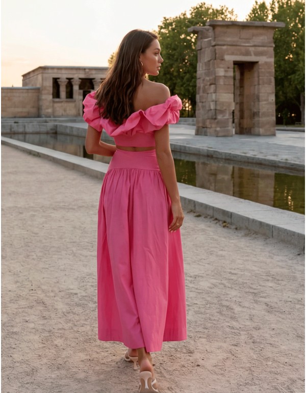 Conjunto de invitada con crop top y falda midi elegante 2