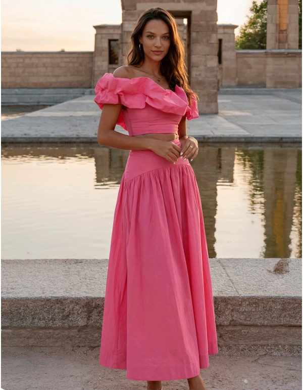 Conjunto de invitada con crop top y falda midi elegante