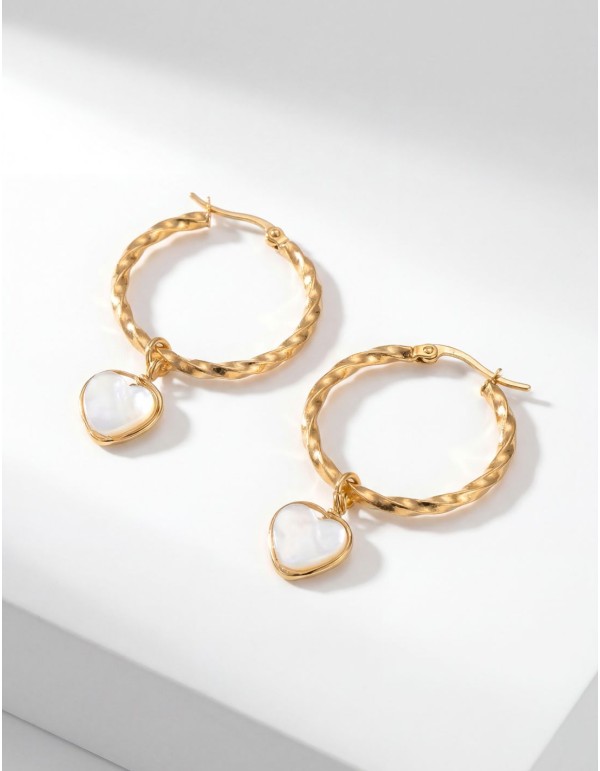 Boucles d'oreilles en plaqué or avec détail de cœur en nacre