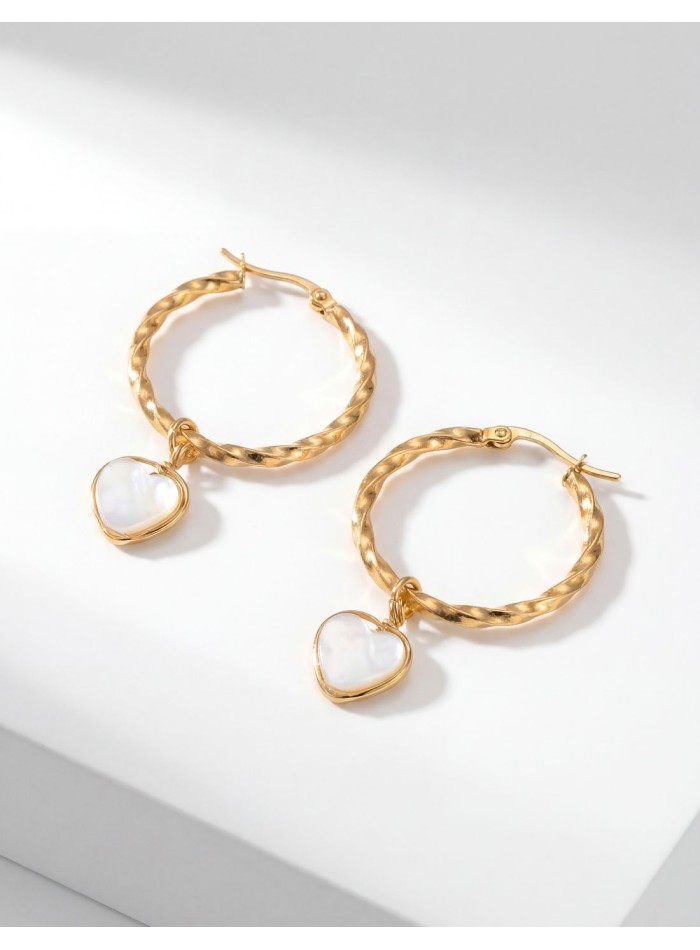 Pendientes de aro dorados con detalle de corazón de nácar