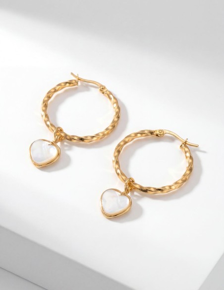 Boucles d'oreilles en plaqué or avec détail de cœur en nacre