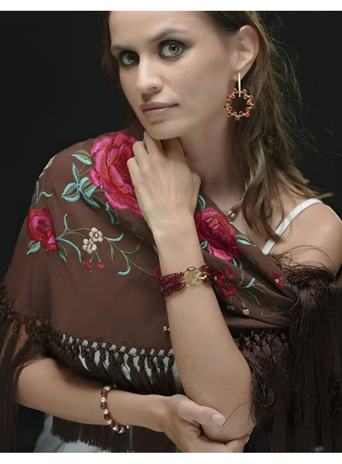 Pendientes dorados con piedras semipreciosas en rojo