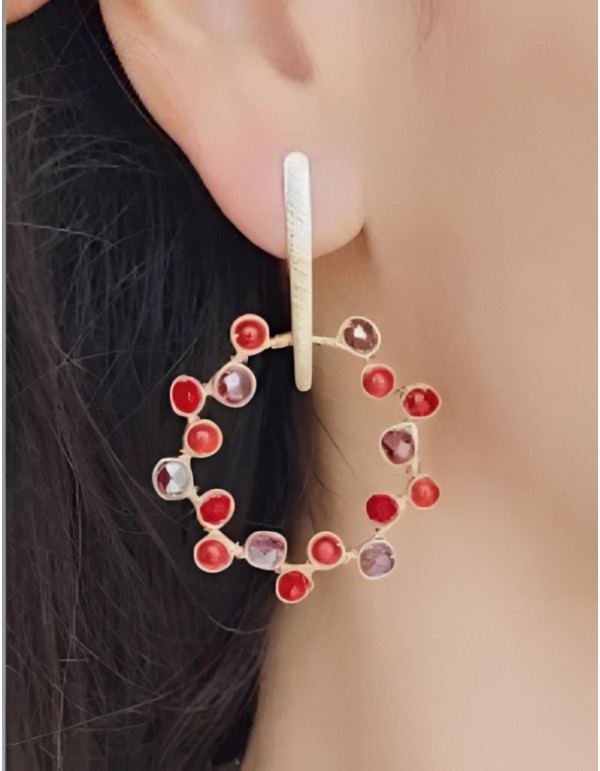 Pendientes dorados con piedras semipreciosas en rojo