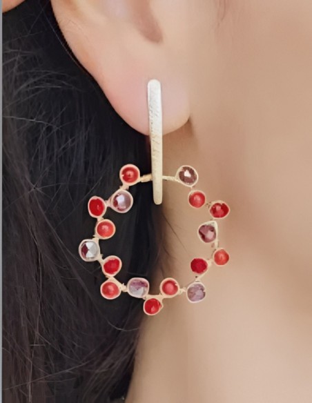 Pendientes dorados con piedras semipreciosas en rojo