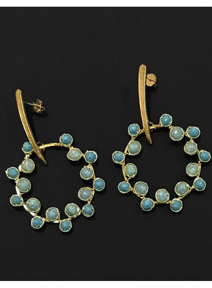 Pendientes dorados con piedras semipreciosas en azul turquesa