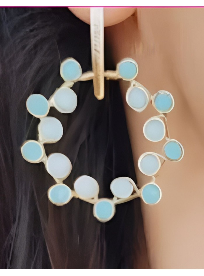 Pendientes dorados con piedras semipreciosas en azul turquesa